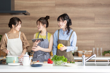 キッチンに立つ女性グループ