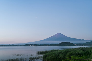 Fototapeta premium 日本山梨県河口湖からの夜明け前の富士山