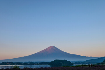 Fototapeta premium 日本山梨県河口湖からの夜明け前の富士山