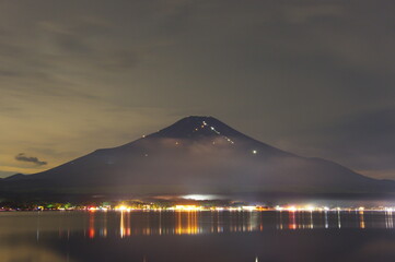 真夏の登山風景が望める深夜の富士山