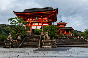 Fototapeta premium Japanese tradition temple scene after rain, Kiyomizu dera temple in kyoto, travel and tourism