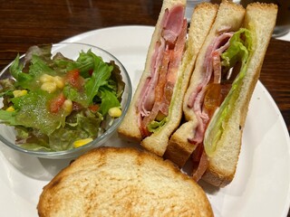 美味しそうなベーコンのサンドイッチとサラダ