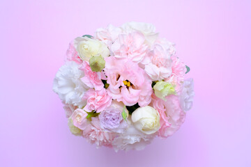 ピンク色背景で撮影したフラワーアレンジメント