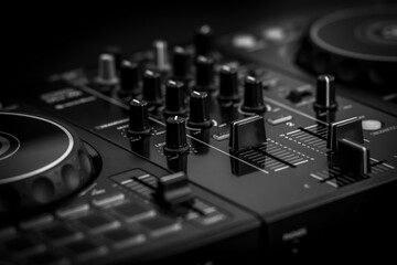 czarno białe zdjęcie mixera audio dj