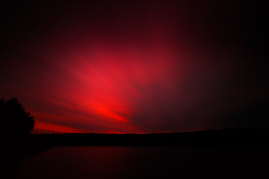blurry clouds, sky during sunset, nd1000 filter, long exposure, showing motion, tripod photo, lake, cloudscape, red clouds, aurora