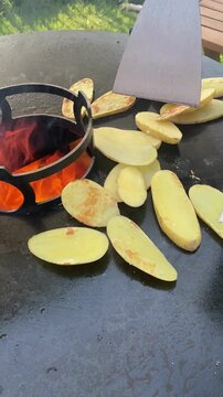 Karoffeln auf einer Grillplatte r&ouml;sten