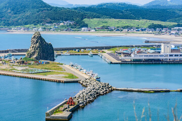 北海道日高の様似漁港とエンルム岬
