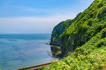 Fototapeta premium 北海道日高の様似漁港とエンルム岬 