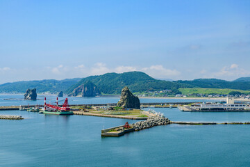 北海道日高の様似漁港とエンルム岬
