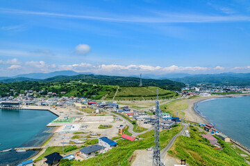 Naklejka premium 北海道日高の様似漁港とエンルム岬 