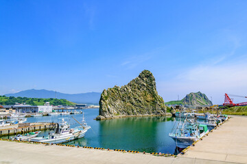 北海道日高の様似漁港とエンルム岬
