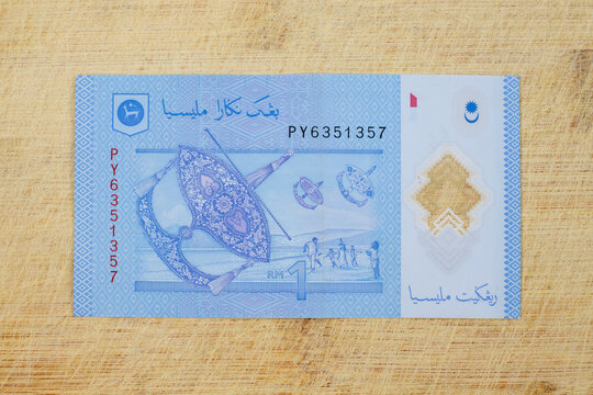 The one ringgit note back side features children flying a moon kite.