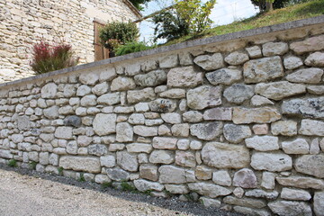 Muret en pierre, mur de soutènement, aménagement des extérieurs