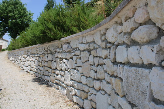 Muret en pierre, mur de sout&egrave;nement, am&eacute;nagement des ext&eacute;rieurs