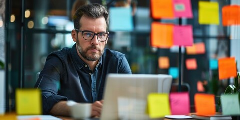 Obraz premium A person sitting at a desk with a laptop open