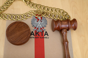 Polski sąd akta sprawy karnej, łańcuch sędziowski, młotek i dokumenty