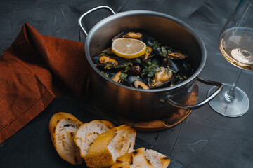 Mussels cooked according to a traditional Italian recipe in a sauce of white wine, garlic, lemon juice, shallots, butter and chopped parsley. Seasoned with salt and pepper.