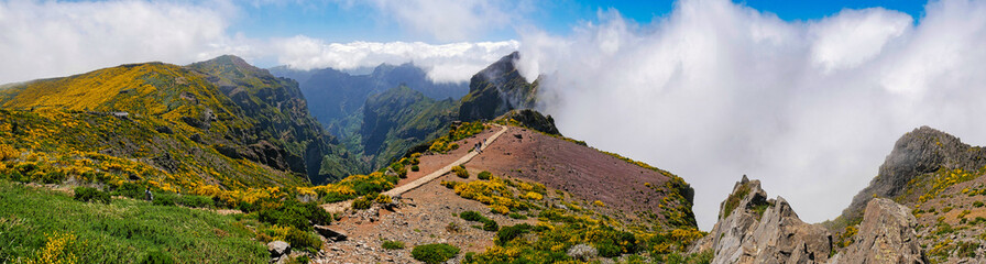 Bergpanorama auf dem Wanderweg PR1 vom Pico do Arieiro zum Pico Ruivo auf Madeira