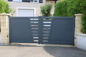 Portail moderne bleu gris devant la maison