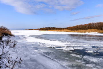 北海道むかわ町、結氷した鵡川【12月】