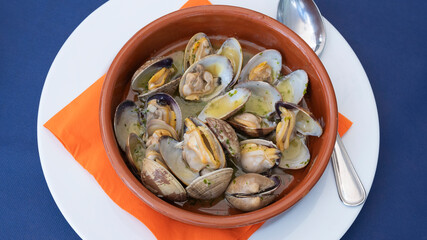 Una cazuela de barro con exquisita ración de almejas guisadas a la marinera en Cudillero, España