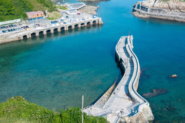 Vista del muelle viejo en la villa costera de Cudillero bañado por aguas del mar Cantábrico,...