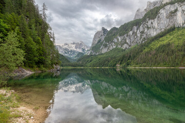 Dunkle Wolken über dem Gossausee, Salzkammergut, Österreich