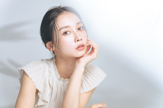 ナチュラルメイクの女性の美容イメージ