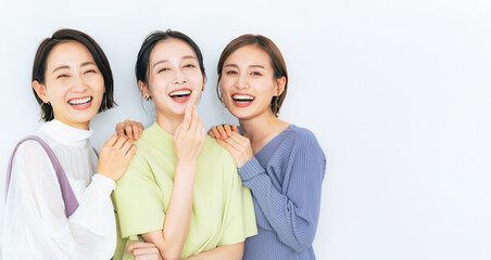 ナチュラルカラーファッションのミドル女性グループ