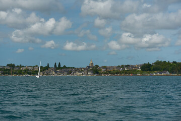 Fototapeta premium Navigation sur La Rance - Saint-Malo, village