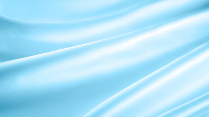 流れのあるアイスブルーのシルクサテン