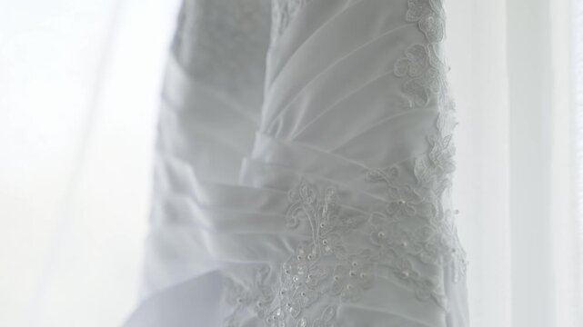 Robe de mari&eacute;e en gros plan. Wedding dress close-up.