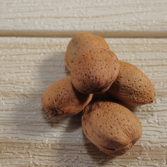 almendra cascara sobre mesa organica natural 