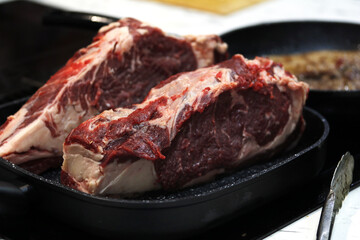 Carne cruda de ternera en una sartén