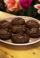 galletas artesanales de chocolate crujiente en un plato