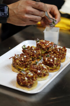chef elaborando pinchos y aperitivos en tostas de pan