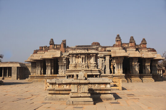 Fototapeta Hampi, located in Karnataka, India, is a UNESCO World Heritage Site renowned for its stunning ruins and historical significance. Once the thriving capital of the Vijayanagara Empire