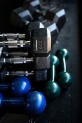 pesas en contexto de gimnasio 
