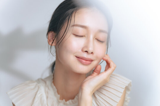 ナチュラルメイクの女性の美容イメージ