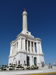 Obraz premium Grand white tower with bronze statues
