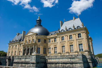 Fototapeta premium Grand historic palace with a dome and ornate architecture