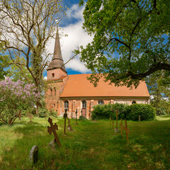 Historische Grabkreuze vor der denkmalgeschützten Dorfkirche Mellenthin auf Usedom, Ansicht von...