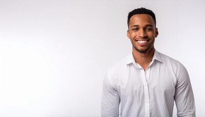 白いシャツを着た笑顔の外国人男性
