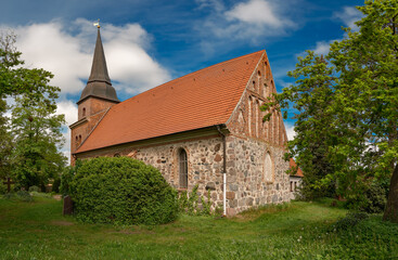 Die &auml;ltesten Teile der denkmalgesch&uuml;tzten Dorfkirche Mellenthin auf Usedom stammen aus dem 14. Jahrhundert - Ansicht von Osten, Inschriften wurden entfernt