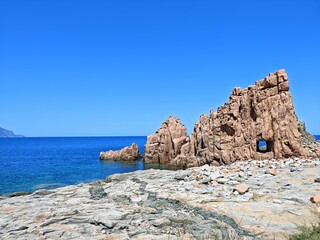 Roter Granit mit eckigem Loch