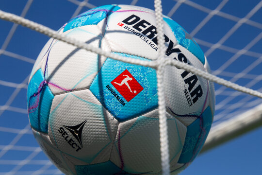 Symbolbild Fu&szlig;ball-Bundesliga 2024/25: Nahaufnahme vom Spielball DERBYSTAR