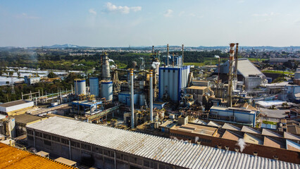 Visão aérea de uma indústria de papel e celulose em um dia de sol na cidade de suzano, sp, brasil