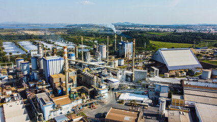 Fototapeta premium Indústria de papel e celulose visão aérea drone na cidade de suzano, sp, brasil