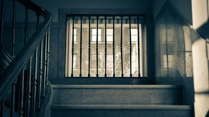 Obraz premium Window at landing of stairway win marble in municipal building