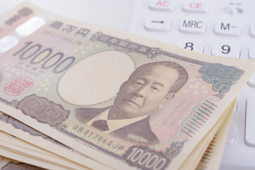 たくさんのお金と電卓